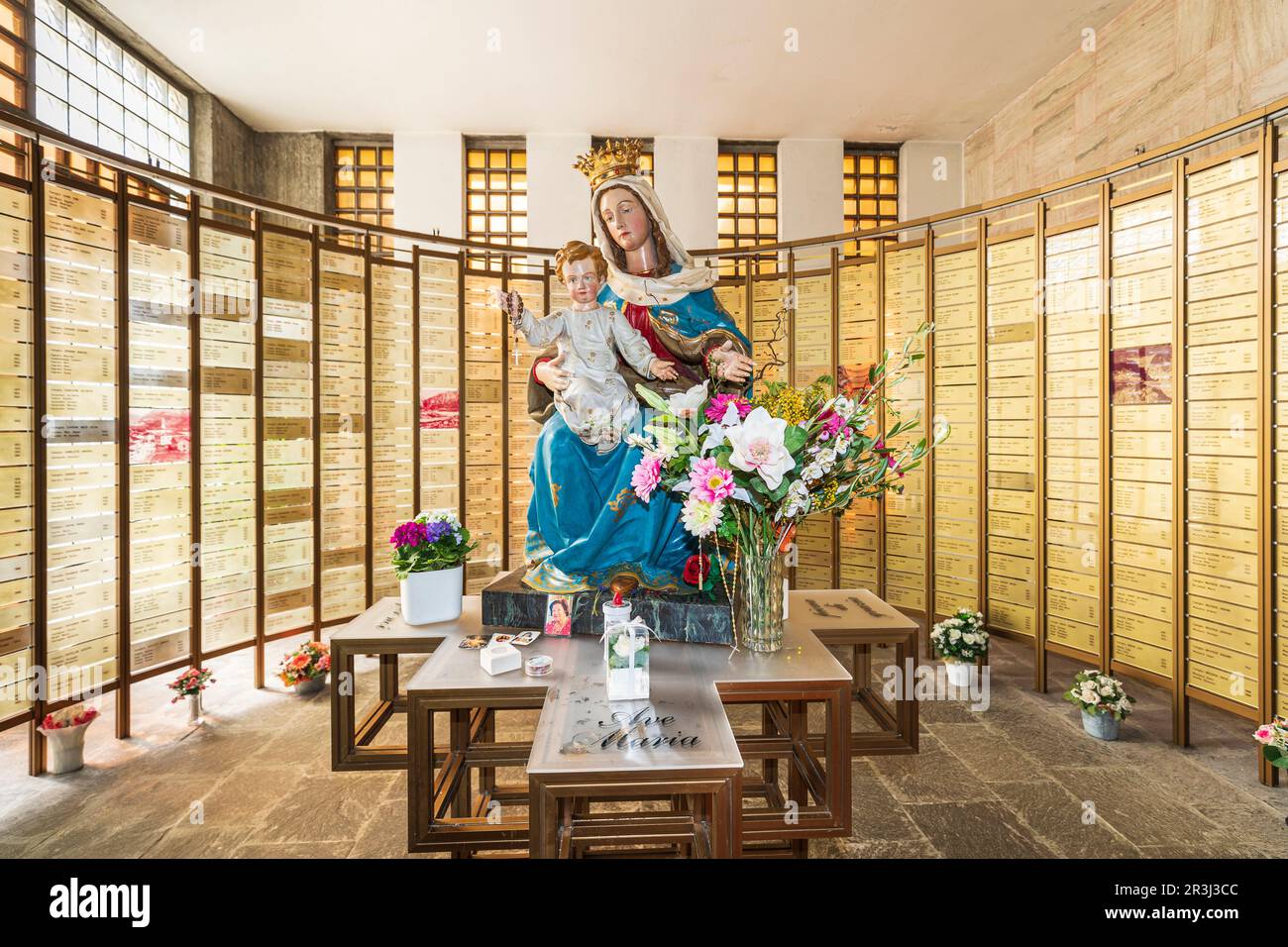 Italia Veneto Fortogna Las víctimas del cementerio de Vajont - La Iglesia Foto de stock