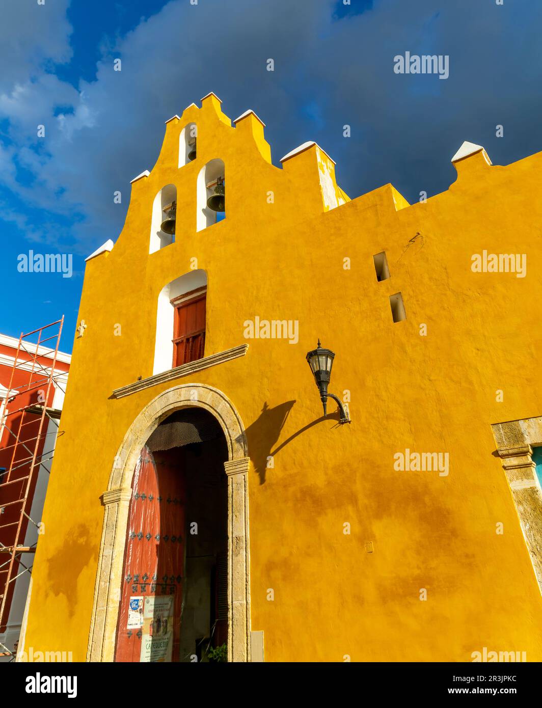 Fachada amarilla del convento histórico de la iglesia de San Roque, ciudad de Campeche, Estado de Campeche, México Foto de stock
