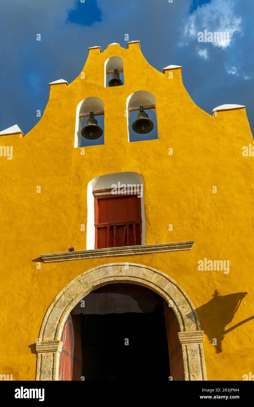 Fachada amarilla del convento histórico de la iglesia de San Roque, ciudad de Campeche, Estado de Campeche, México Foto de stock