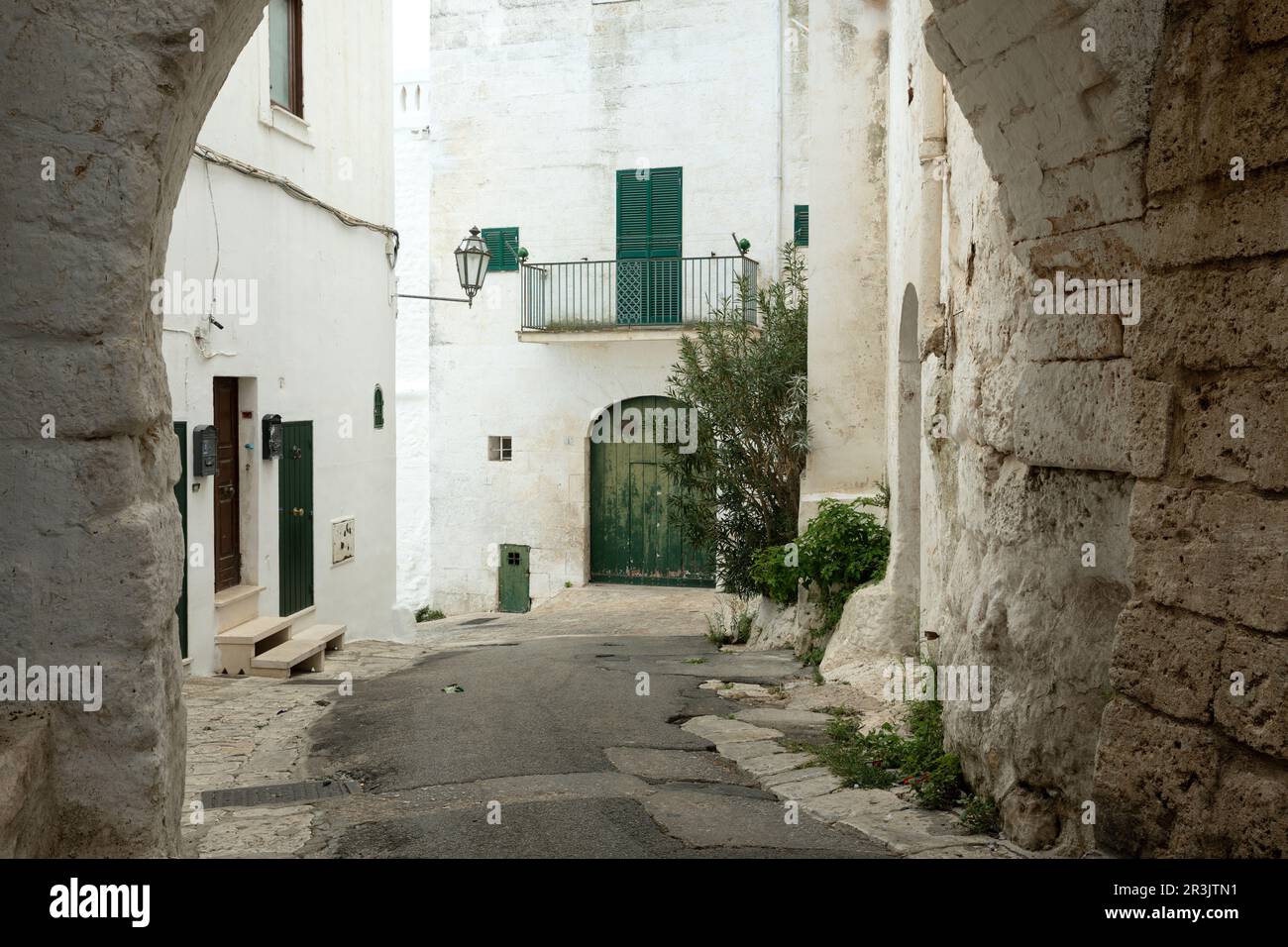 Pintoresco callejón en Ostuni en la provincia de Brindisi, Apulia, Italia Foto de stock