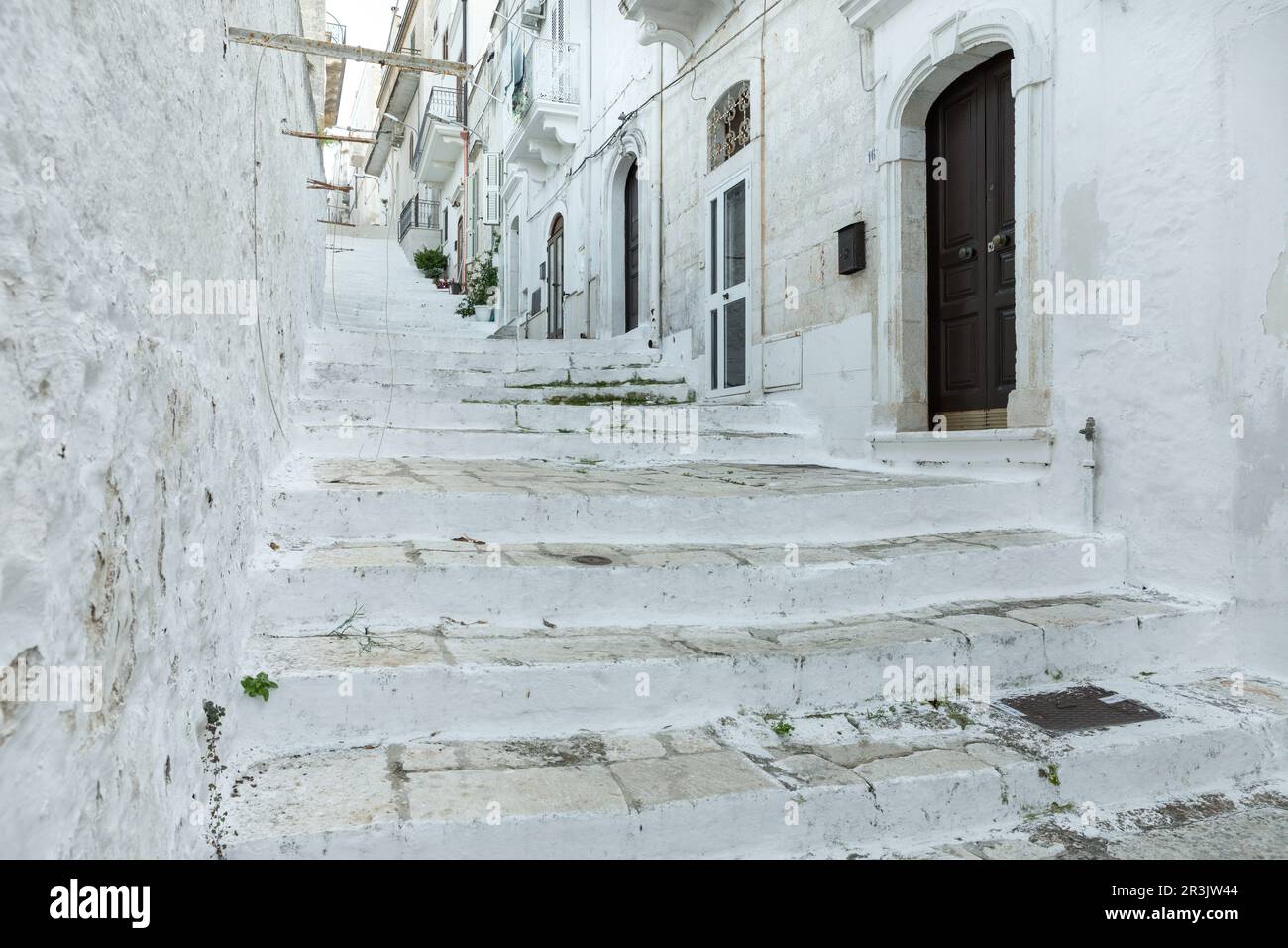 Escalera en Ostuni en la provincia de Brindisi, Apulia, Italia Foto de stock