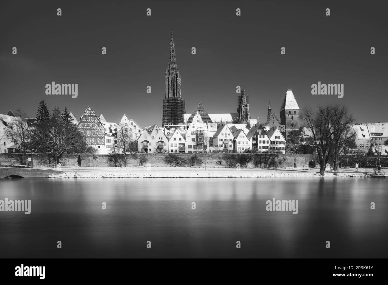 Ciudad Ulm en blanco y negro con el río danubio y la catedral Foto de stock