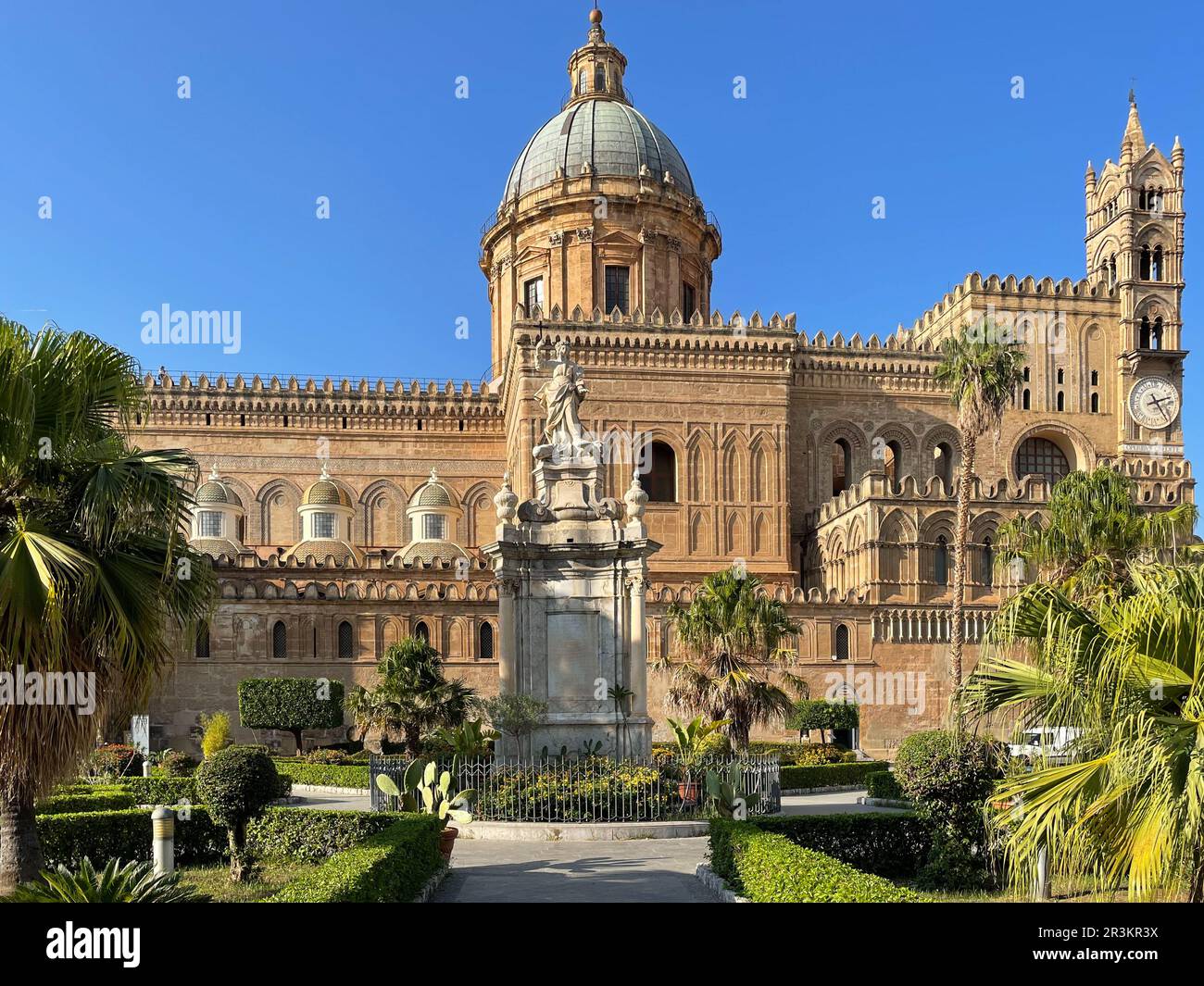Fachada de la Catedral de Palermo en Sicilia y la estatua de Santa Rosalía Fotografía de stock