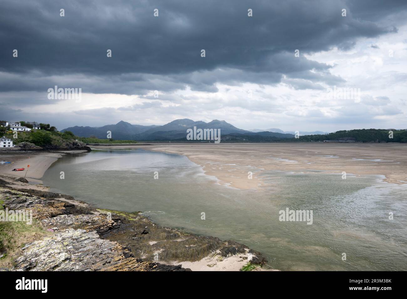 Borth-y-Gest pueblo cerca de Porthmadog en Snowdonia, Gales Foto de stock