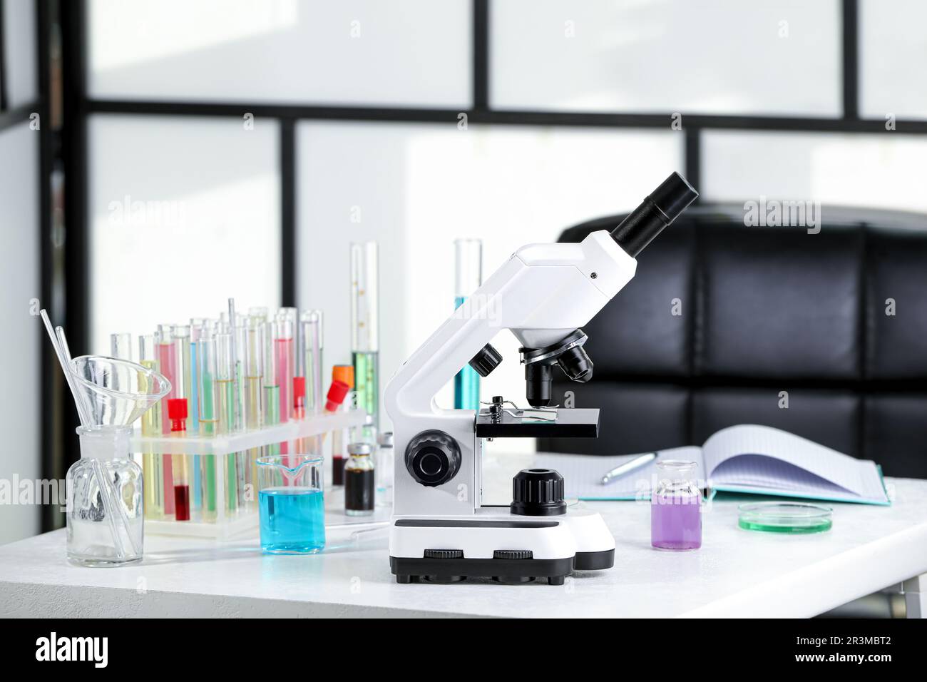 Microscopio moderno con portaobjetos de vidrio en mesa blanca en  laboratorio Fotografía de stock - Alamy