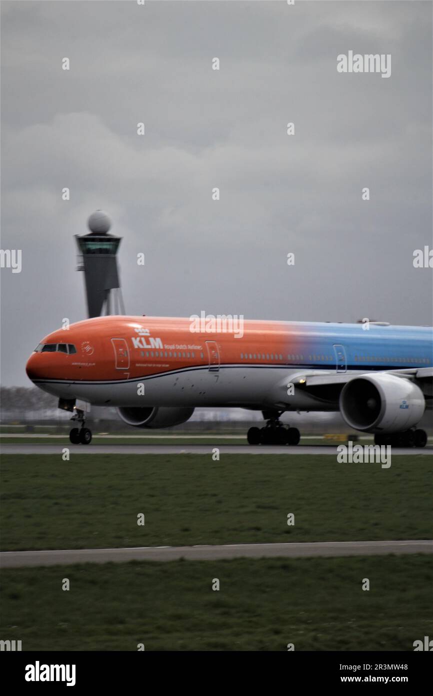 KLM B777-300ER Orangepride despegando del Polderbaan Foto de stock