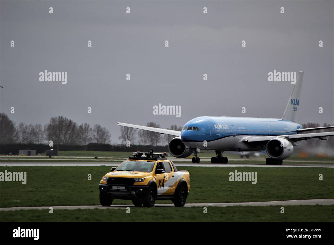KLM Boeing 777 despegando del Polderbaan Foto de stock