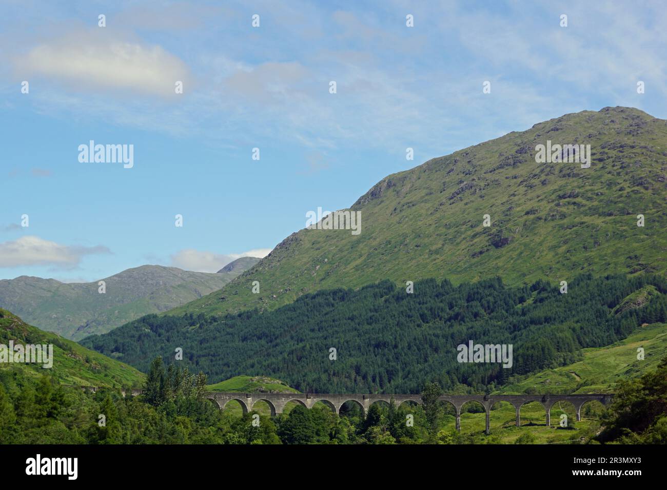 El Glenfinnan Monument está situada en las orillas del Lago Shiel. Fue construido en 1815 para