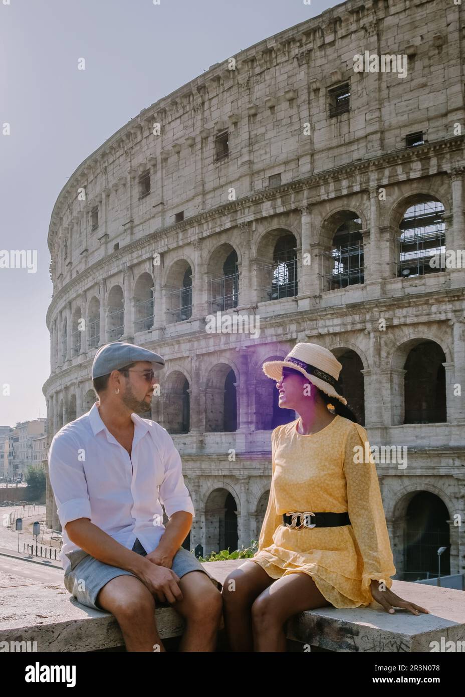 Pareja Visita el Coliseo de Roma en un viaje por Roma Italia, Europa Foto de stock