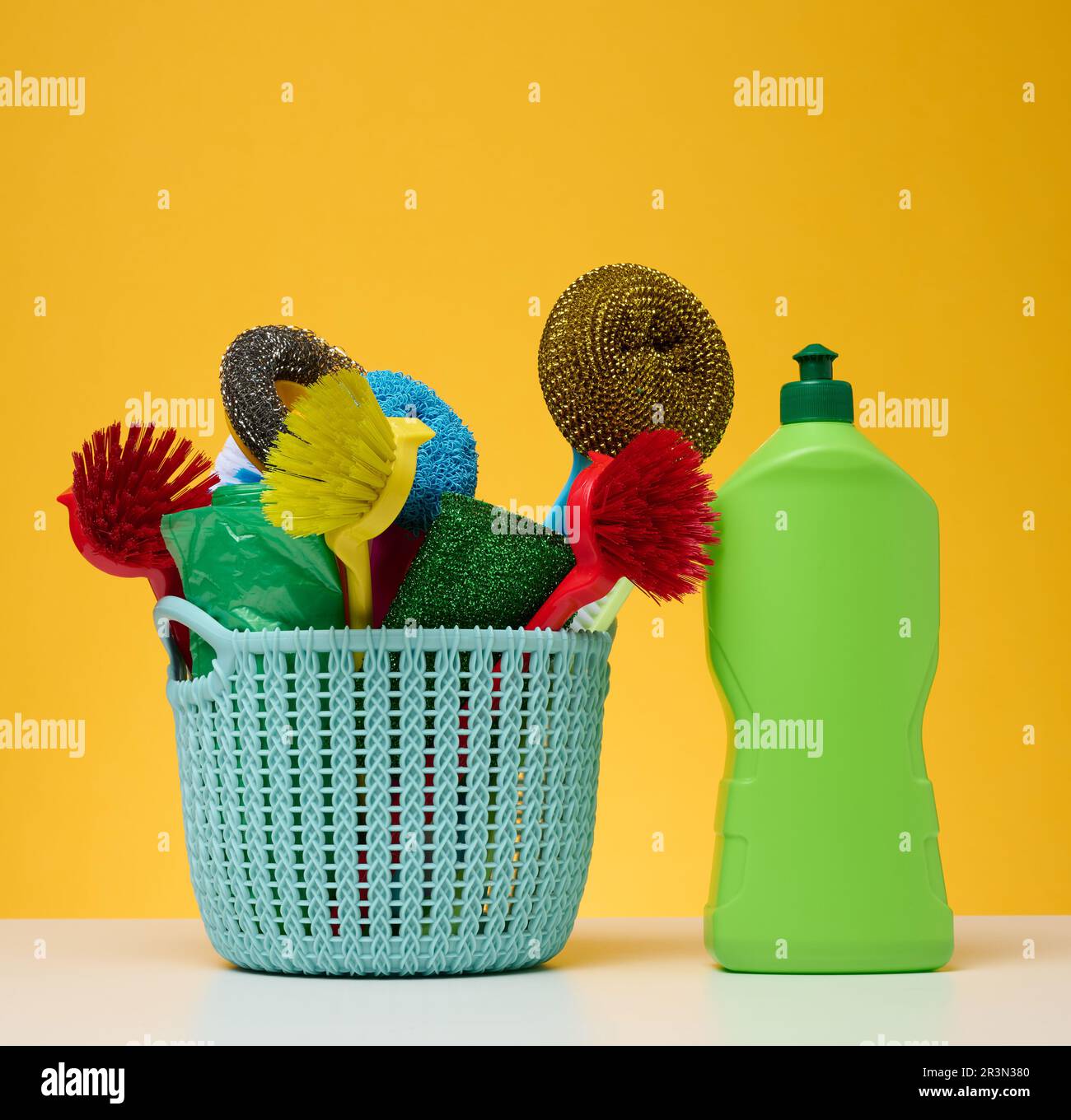 Canasta llena de botellas de plástico para productos de limpieza Fotografía  de stock - Alamy