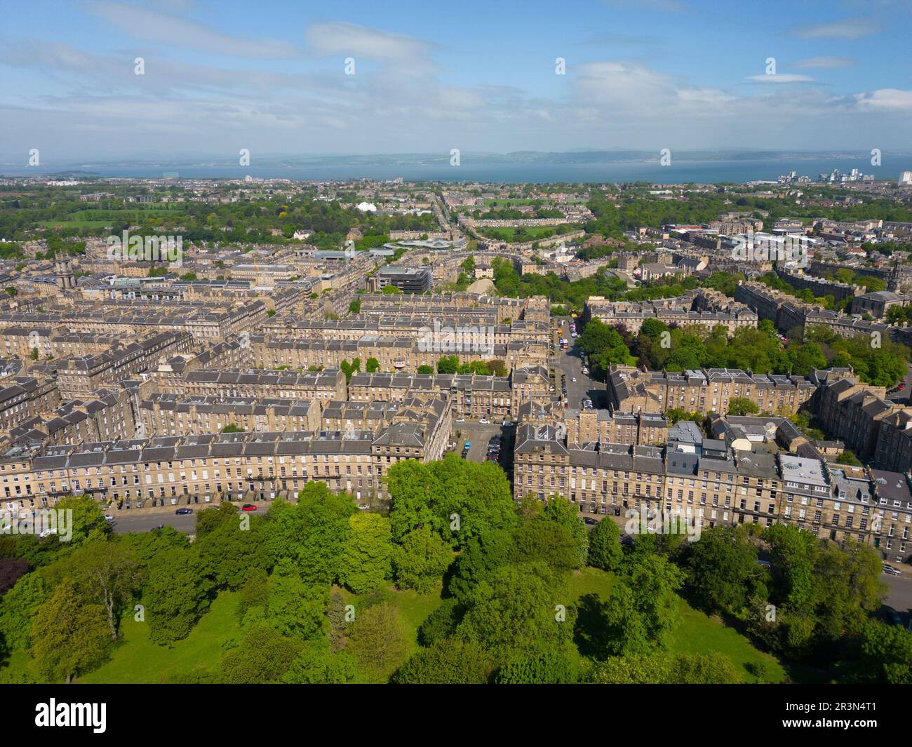 Vista aérea desde el dron de la Ciudad Nueva en Heriot Row en Edimburgo, Escocia, Reino Unido Foto de stock