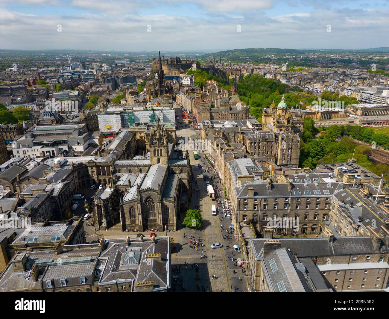 Vista aérea desde el dron de la Royal Mile en el casco antiguo histórico de Edimburgo, Escocia, Reino Unido Foto de stock