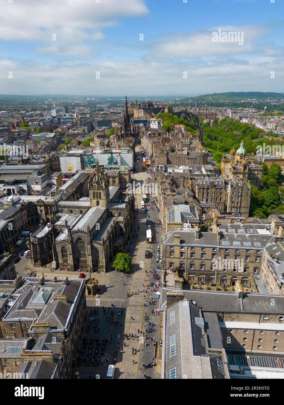 Vista aérea desde el dron de la Royal Mile en el casco antiguo histórico de Edimburgo, Escocia, Reino Unido Foto de stock