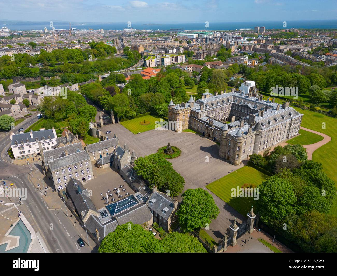 Vista aérea desde el drone del Palacio de Holyroodhouse en Holyrood, Edimburgo, Escocia, Reino Unido Foto de stock