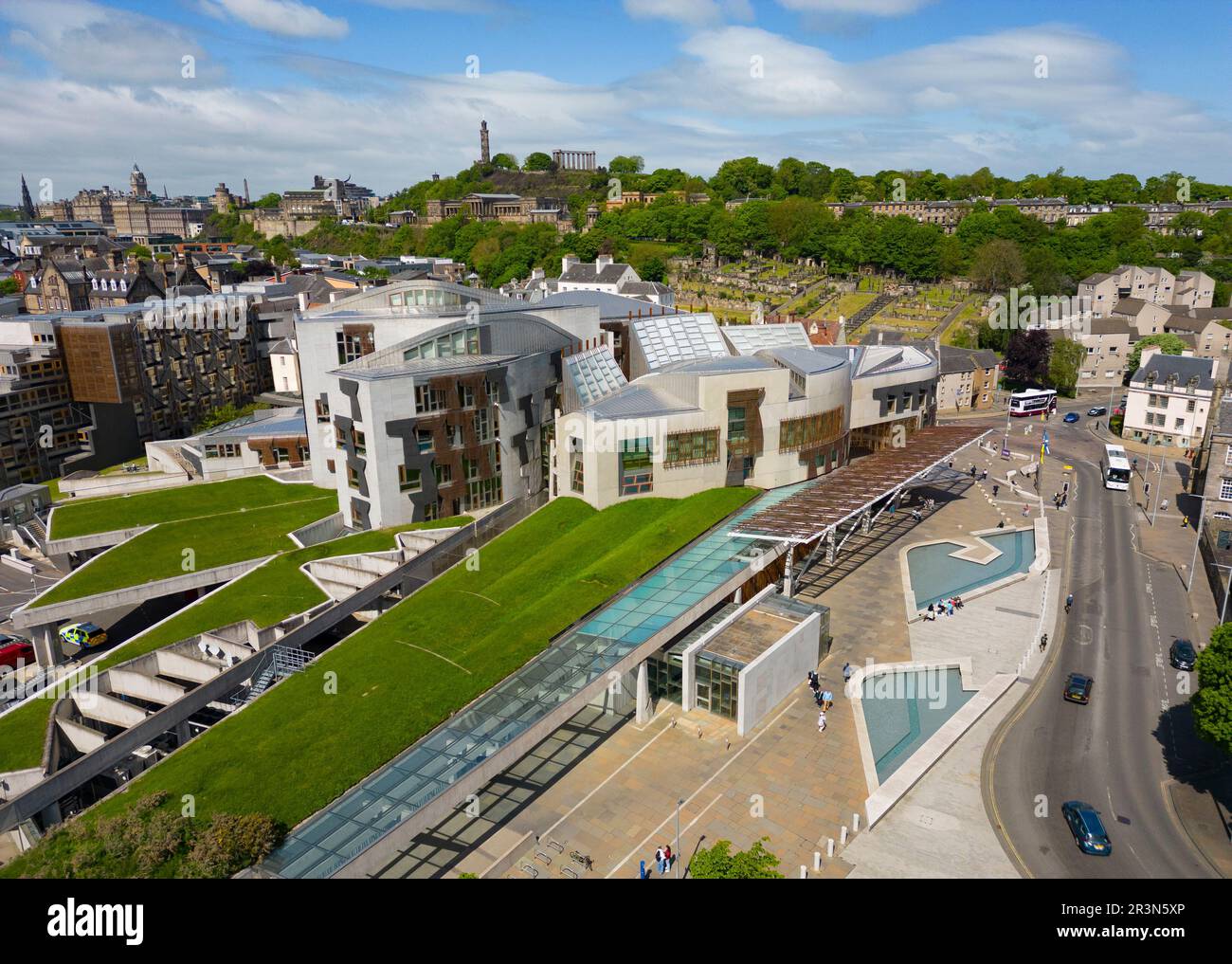 Vista aérea desde el dron de los edificios del Parlamento escocés en Holyrood, Edimburgo, Escocia, Reino Unido Foto de stock