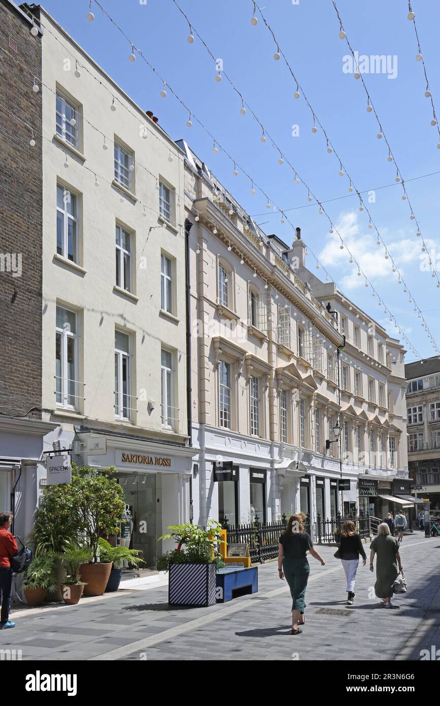 South Moton Street, Londres, Reino Unido. Una calle peatonal con restaurantes, cafés y tiendas en el corazón del rico distrito de Mayfair. Foto de stock