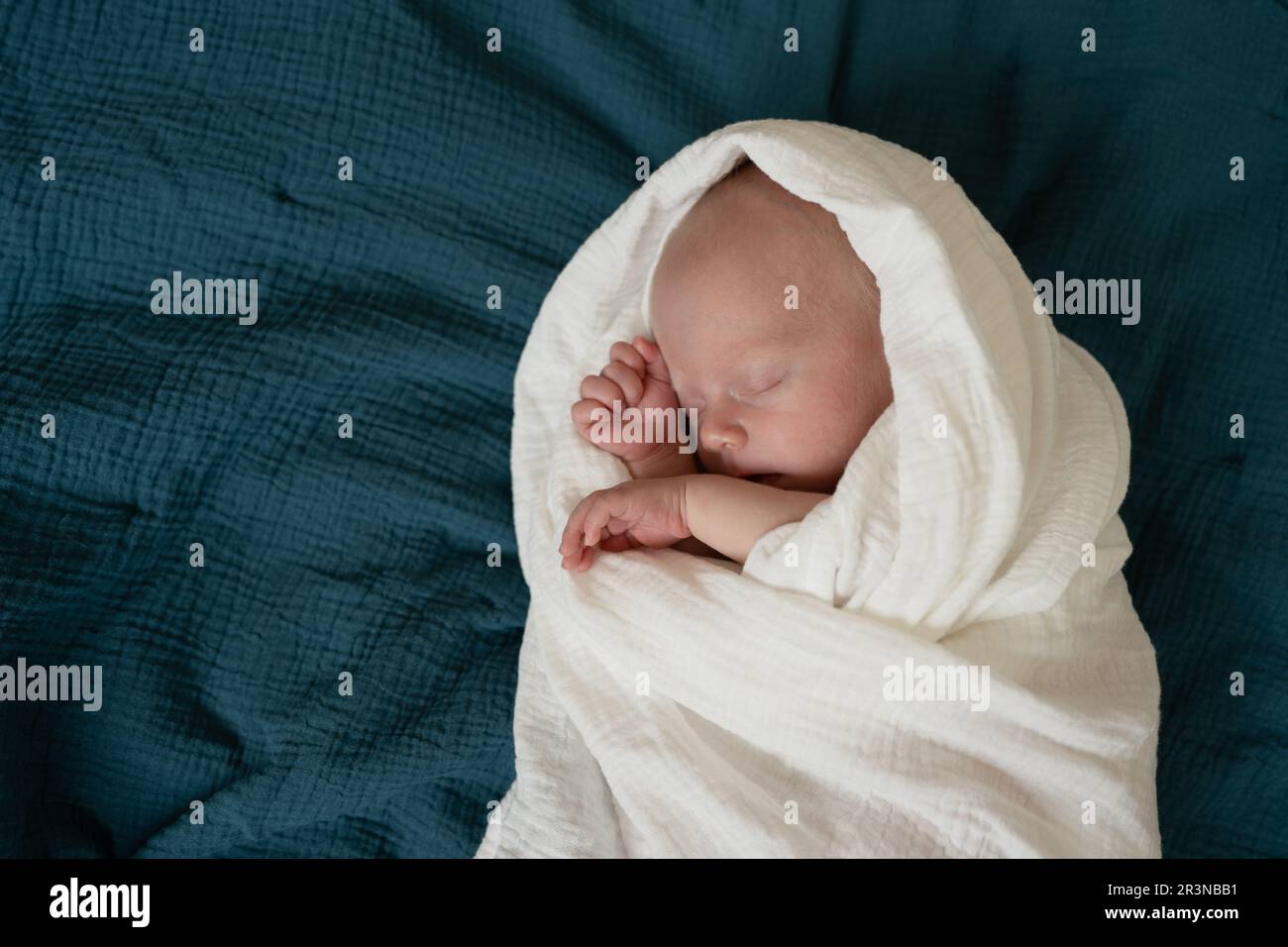 Niña bebé recién nacido feliz sobre manta de pelo y fondo de muselina  concepto suavidad Stock Photo