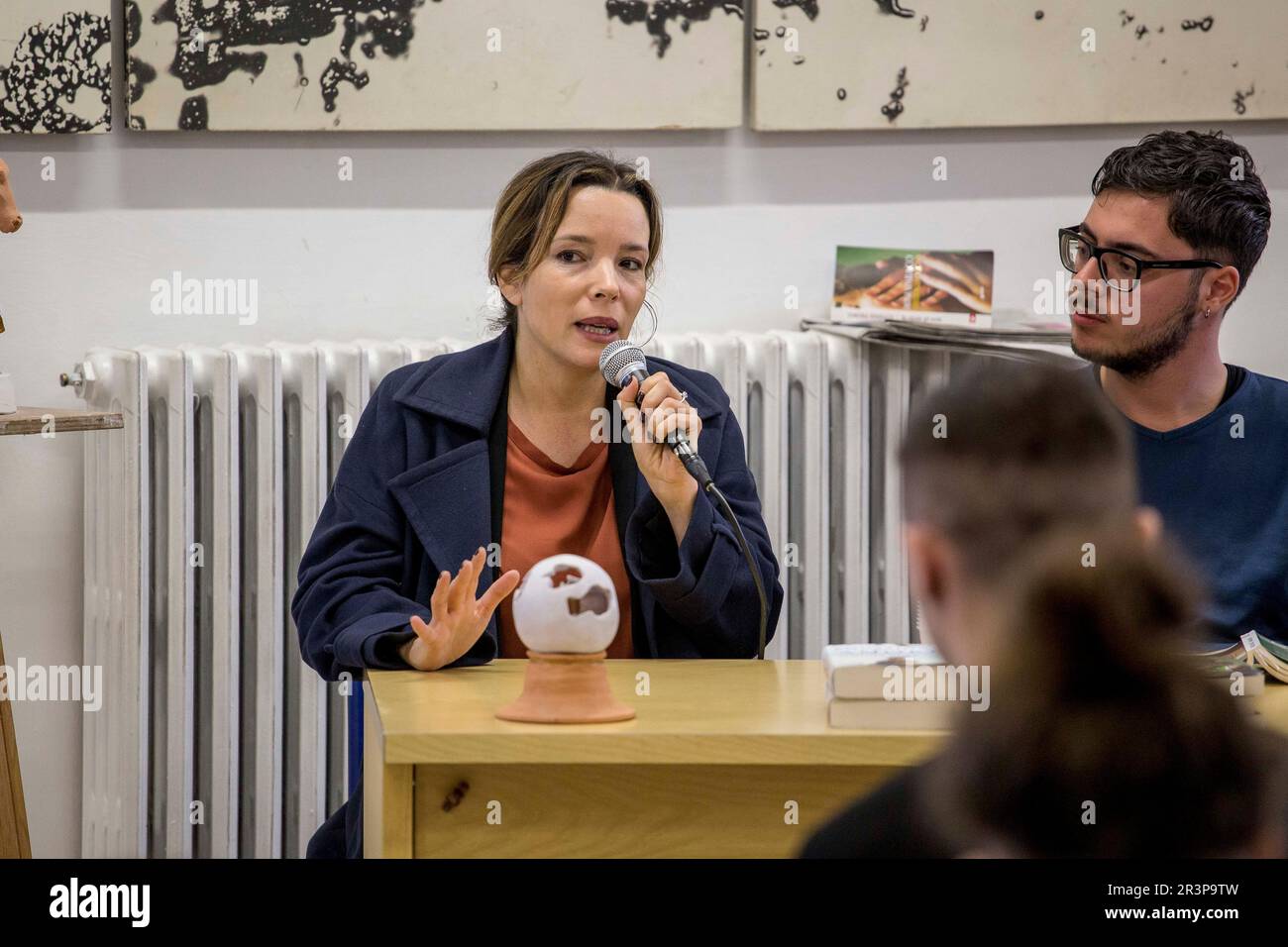 Grazie all'iniziativa 'crittori a scuola', Simona Sparaco incontra gli studenti del liceo Licini di Ascoli Piceno, 17/04/2018. Foto de stock