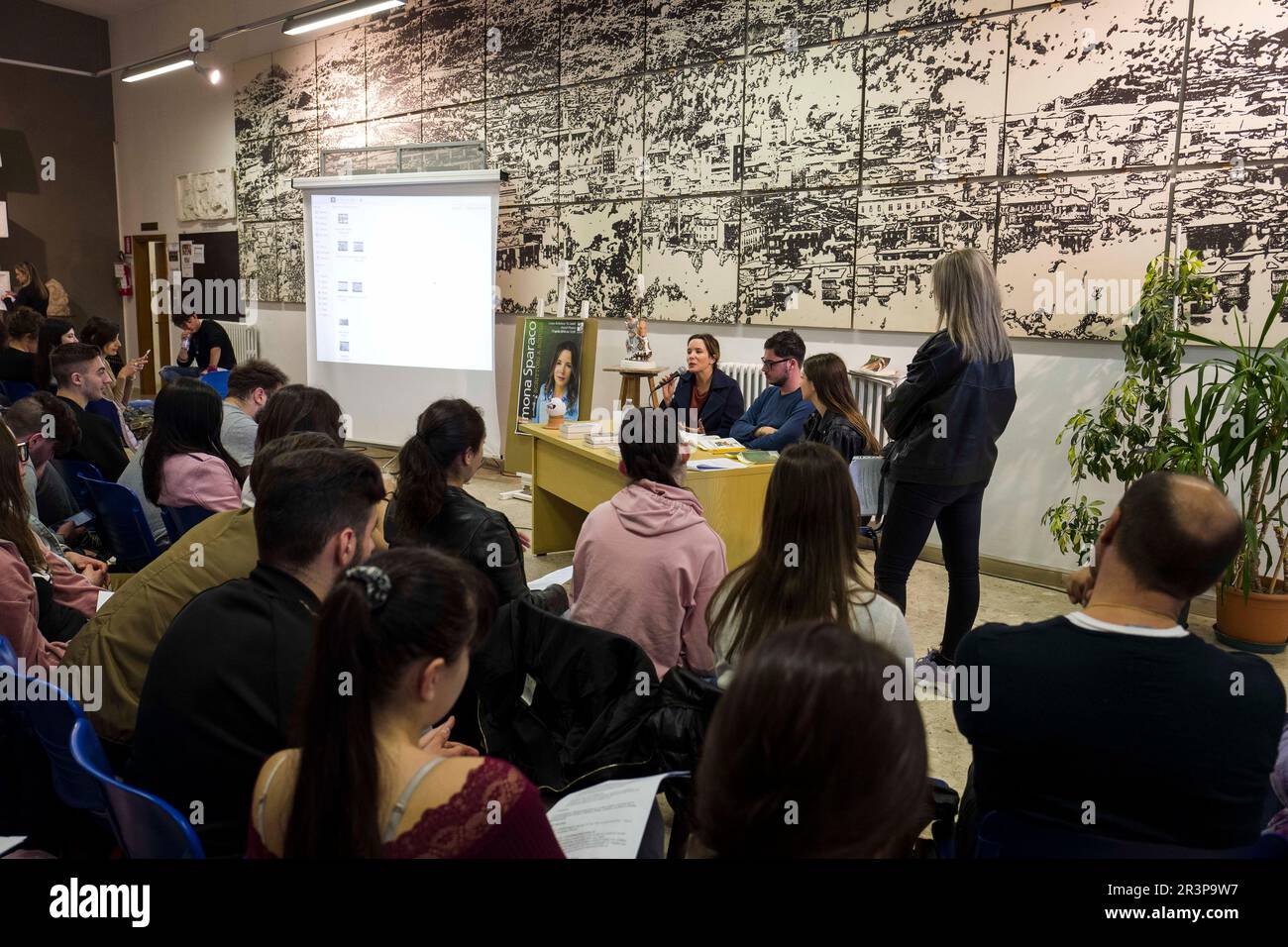 Grazie all'iniziativa 'crittori a scuola', Simona Sparaco incontra gli studenti del liceo Licini di Ascoli Piceno, 17/04/2018. Foto de stock