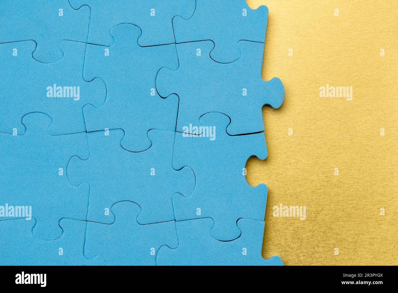 Marco de rompecabezas azul con fondo dorado Fotografía de stock - Alamy