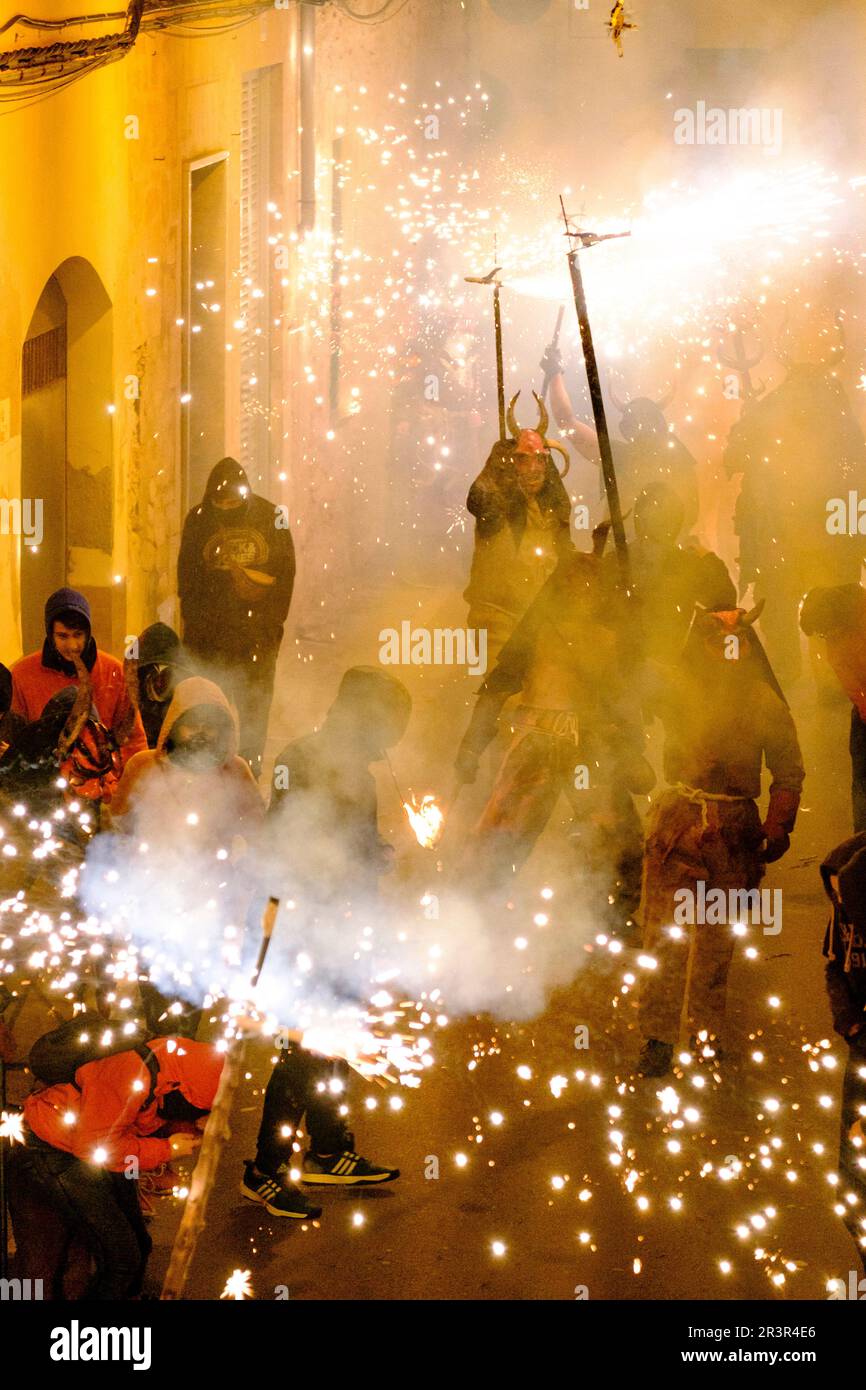 Diablos de fuego danza en Llucmajor - Sant Antoni-, Mallorca, Islas Baleares, España. Foto de stock