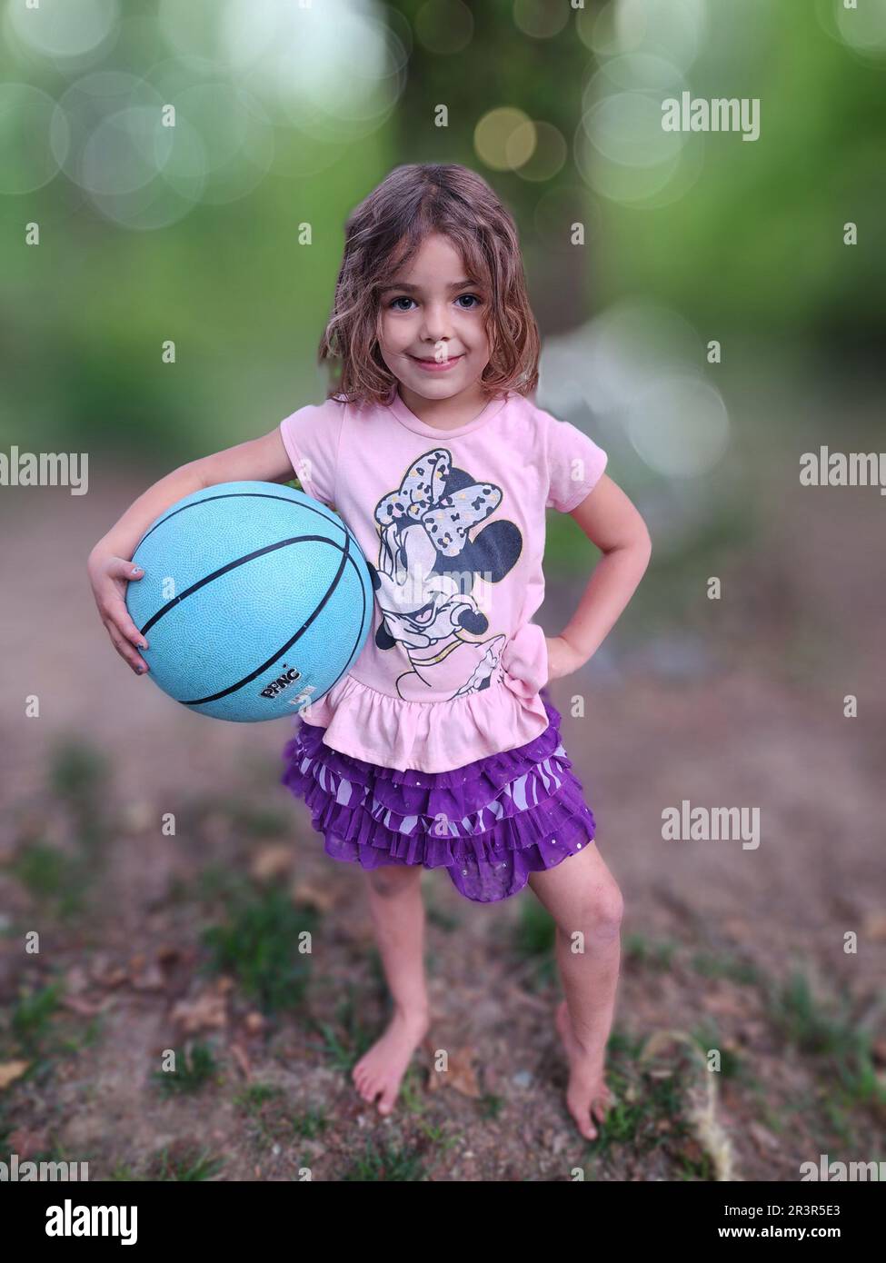Niño con disfraz de disfraz como jugador de baloncesto con pelota, MR#  Fotografía de stock - Alamy