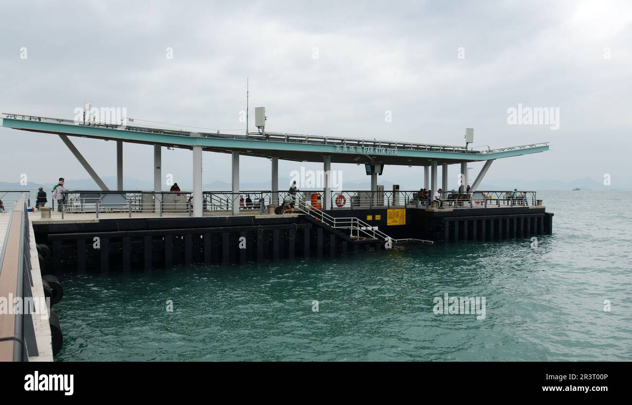 El nuevo muelle de ferry en Pak Kok pueblo, isla de Lamma, Hong Kong. Foto de stock