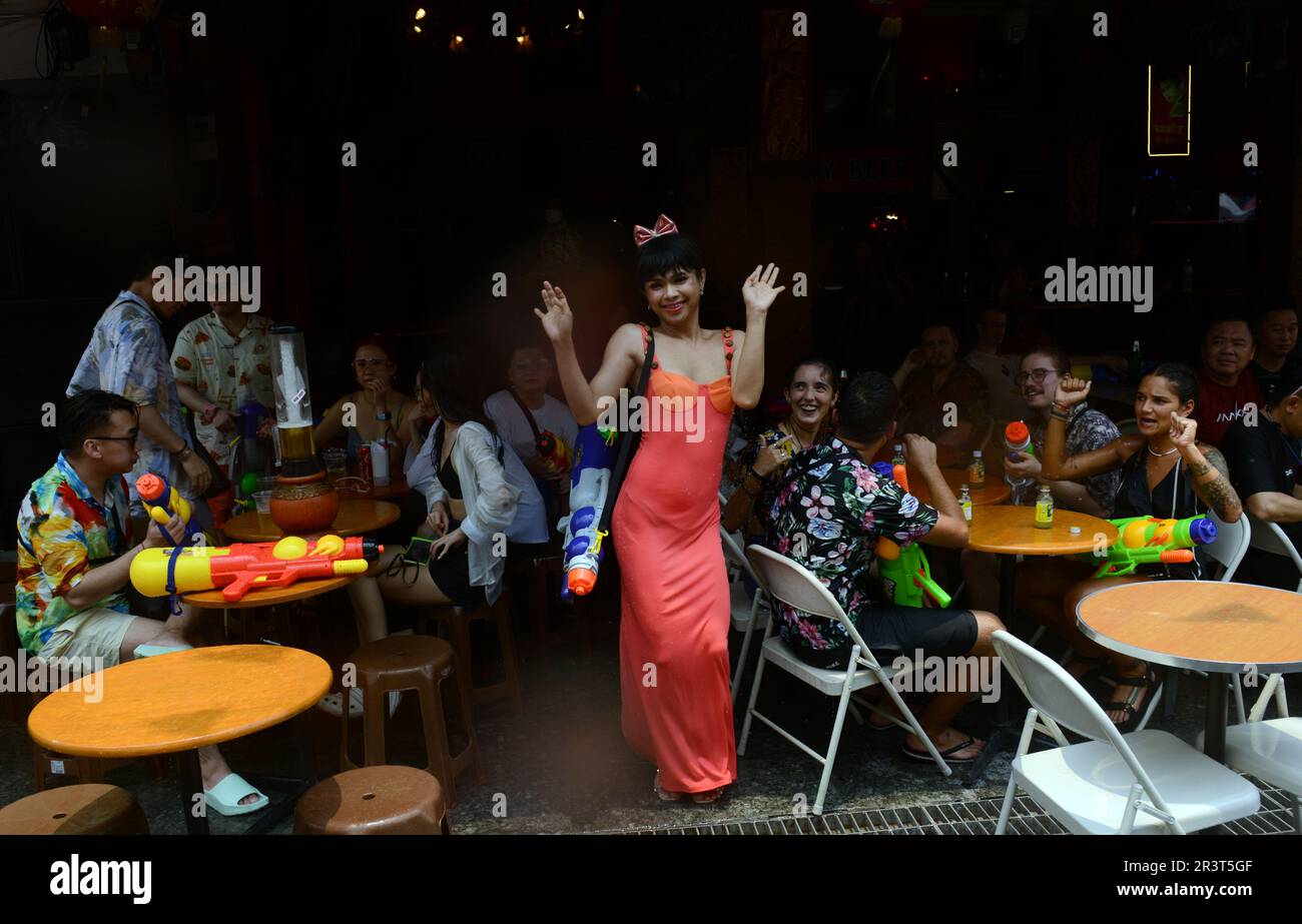Ambiente de fiesta en un bar en Khaosan Road durante el festival Songkran. Bangkok, Tailandia. Foto de stock