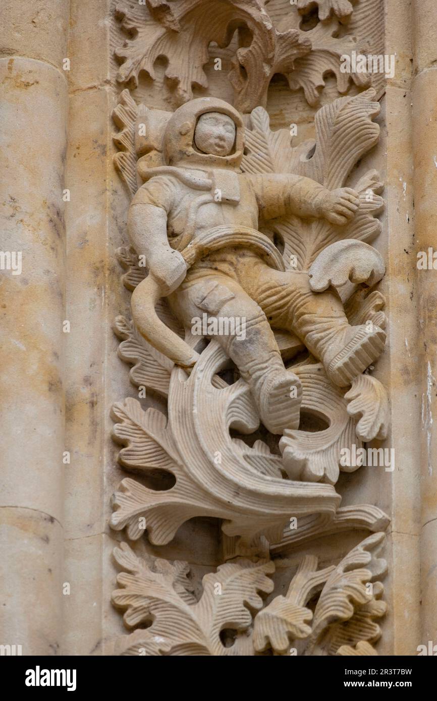 figura de un astronauta , puerta de Ramos, Catedral de la Asunción de la Virgen, Catedral Nueva, Salamanca, comunidad Autónoma de Castilla y León, Spain. Foto de stock
