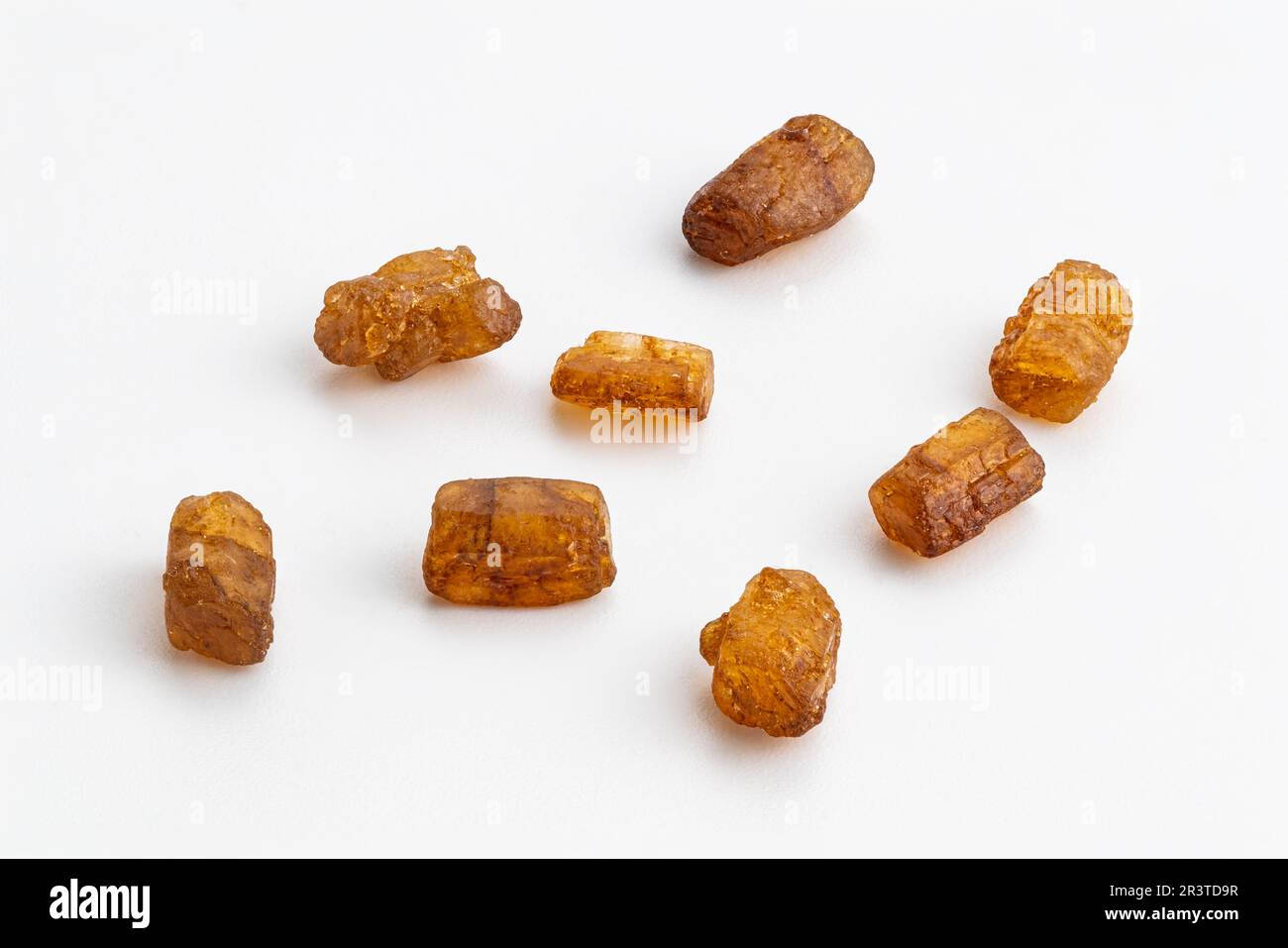 Vista de ángulo alto del bulto de caramelo de cristal marrón aislado sobre fondo blanco, primer plano. Foto de stock