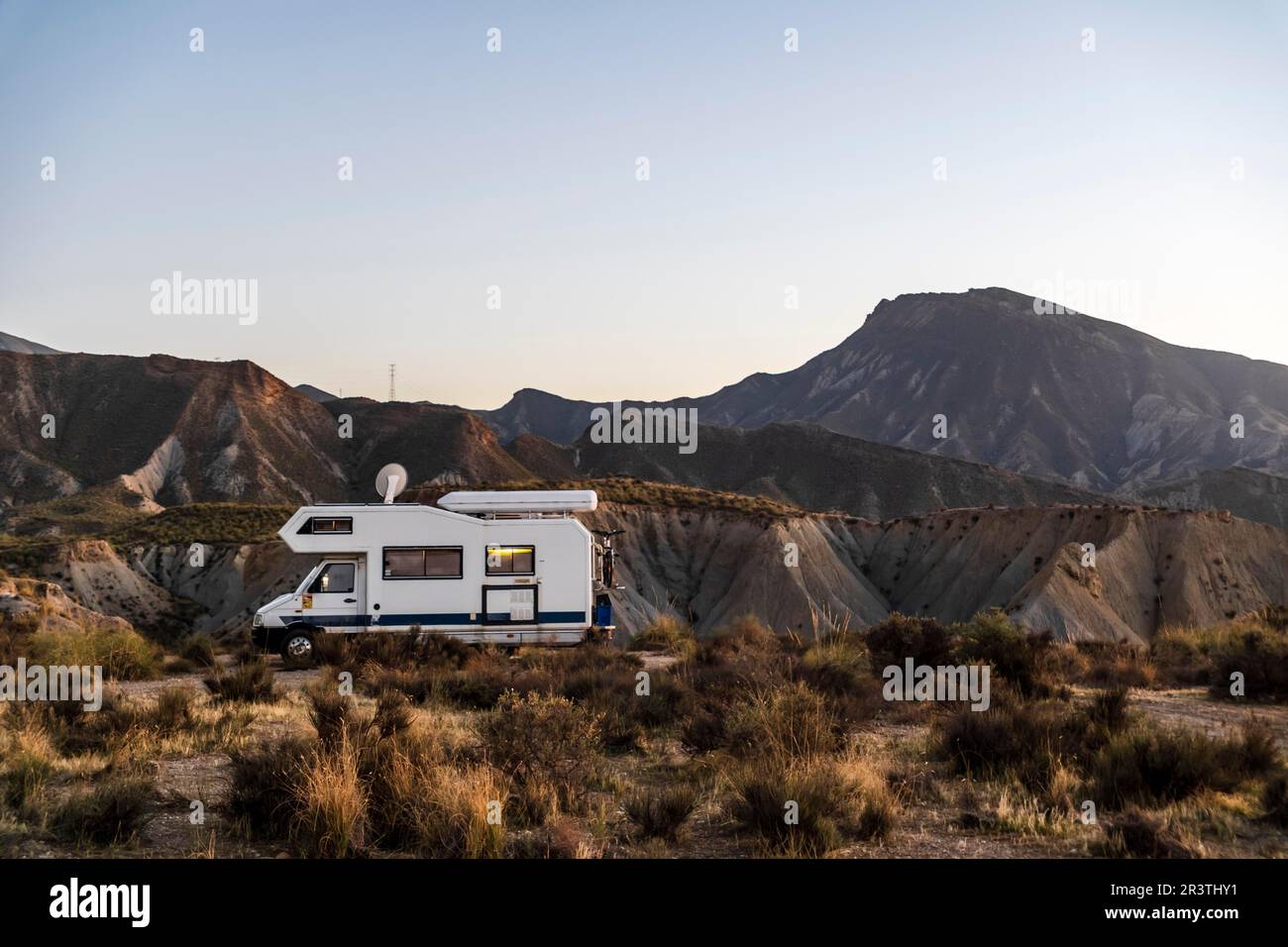 Autocaravana en el Desierto de Tabernas (español: Desierto de Tabernas) es uno de los desiertos semiáridos de España, situado en la provincia sureste de España Foto de stock