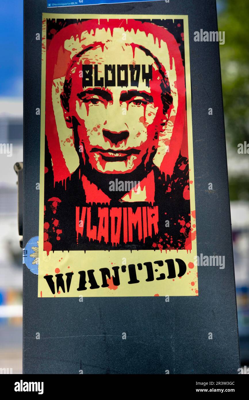 Pegatina en un poste de luz con Putin como Vladimir sangriento que se busca, Berlín, Alemania Foto de stock