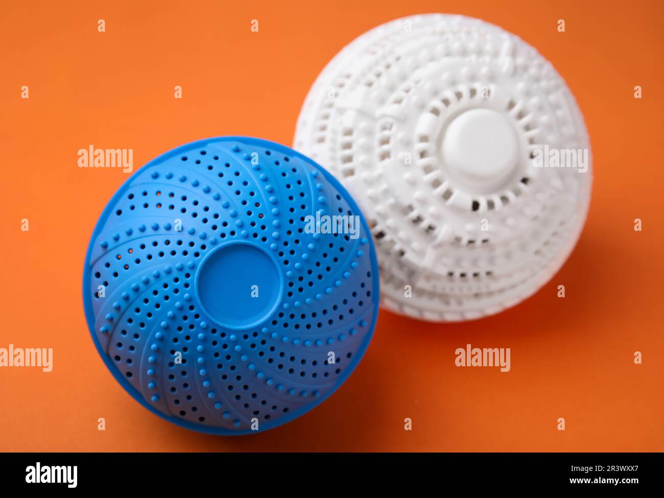Bolas de secador para lavadora sobre fondo naranja. Sustituto de detergente  para ropa Fotografía de stock - Alamy