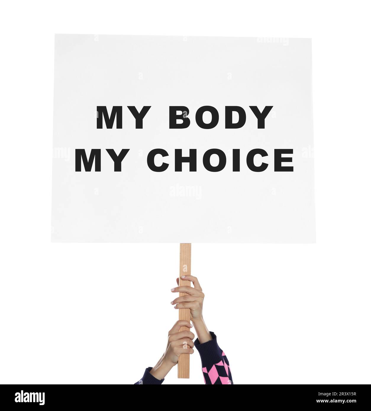 Mujer sosteniendo cartel con frase Mi cuerpo Mi elección sobre fondo blanco, primer plano. Protesta por el aborto Foto de stock
