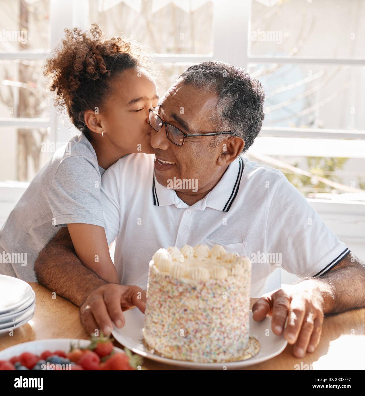 Beso de cumpleaños, abuelo y niño con pastel para celebración, fiesta y  amor, cuidado y jubilación o día de los padres. Hombre mayor, familia  biracial o o Fotografía de stock - Alamy