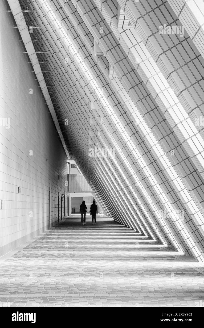 Dos personas caminando en un marco de triángulo Foto de stock
