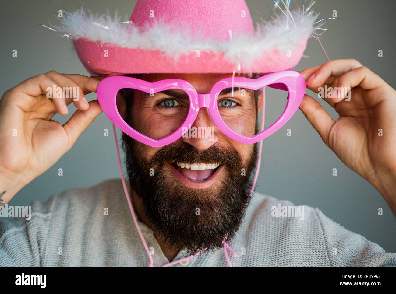 Hombre barbudo en vasos grandes. Divertido tipo en gafas grandes. Hombre  feliz con divertidas gafas de color rosa. Guapo joven sonriente. Facial  humano positivo Fotografía de stock - Alamy