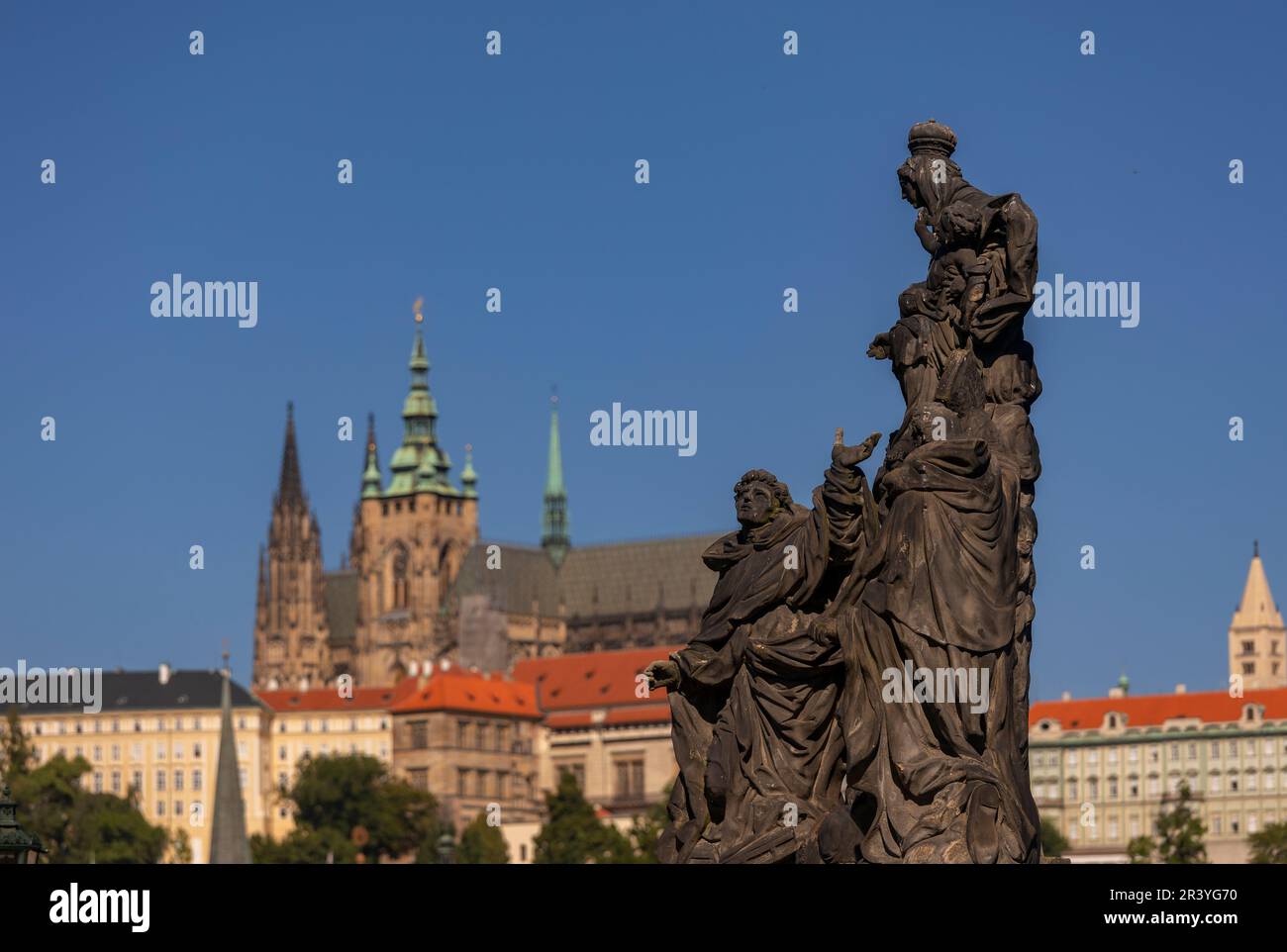 PRAGA, REPÚBLICA CHECA, EUROPA - Horizonte de Praga con estatua en el Puente de Carlos y San. Catedral de Vitus en la distancia. Foto de stock