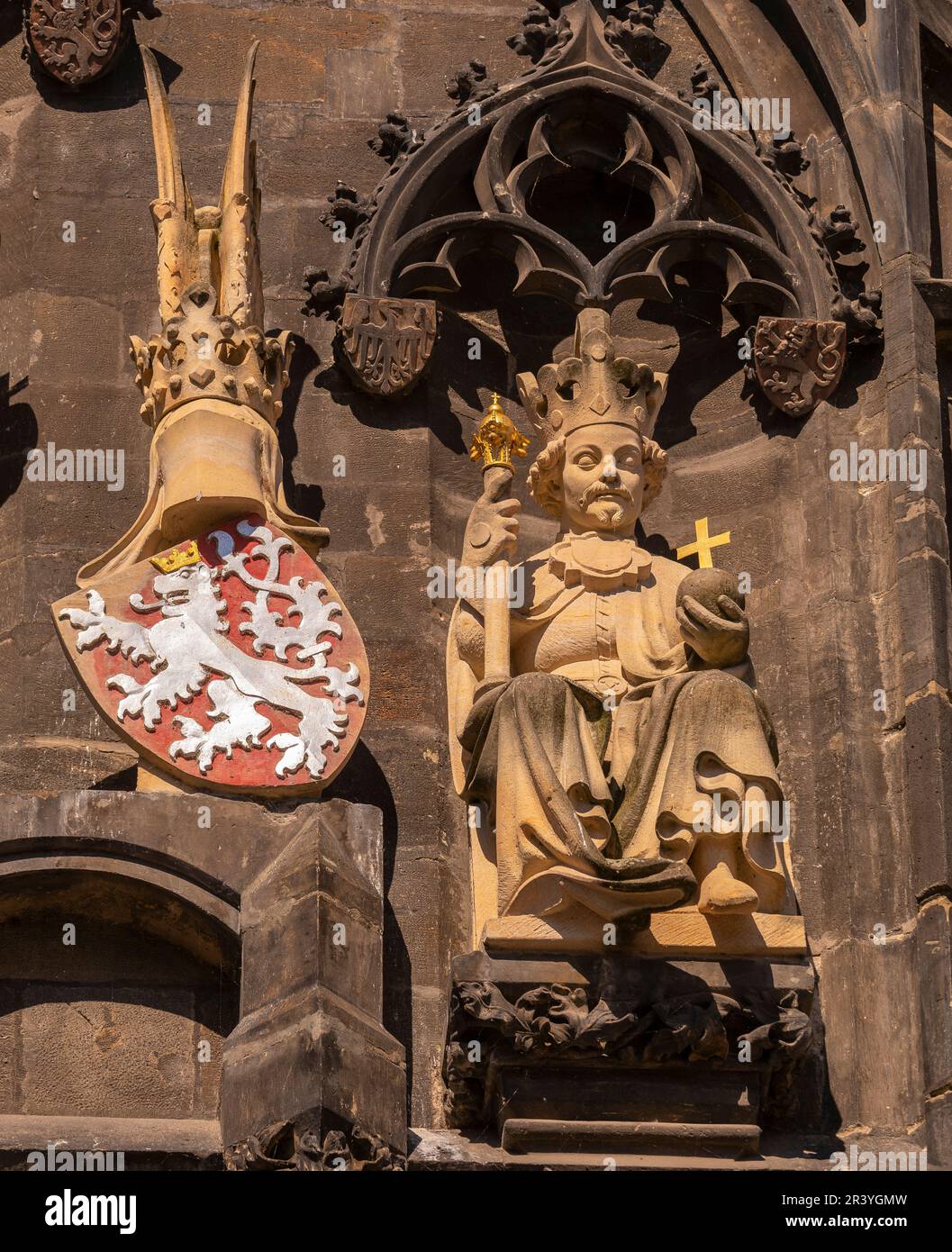PRAGA, REPÚBLICA CHECA - Detalle de las estatuas en la Torre del Puente de la Ciudad Vieja, en el Puente de Carlos. Foto de stock