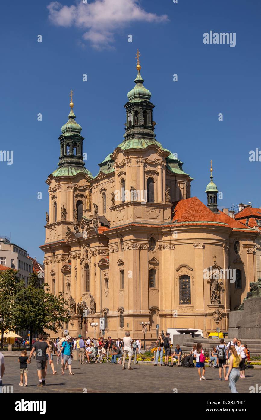 PLAZA DE LA CIUDAD VIEJA, PRAGA, REPÚBLICA CHECA, EUROPA - ST. Iglesia de Nicolás y turistas. Foto de stock