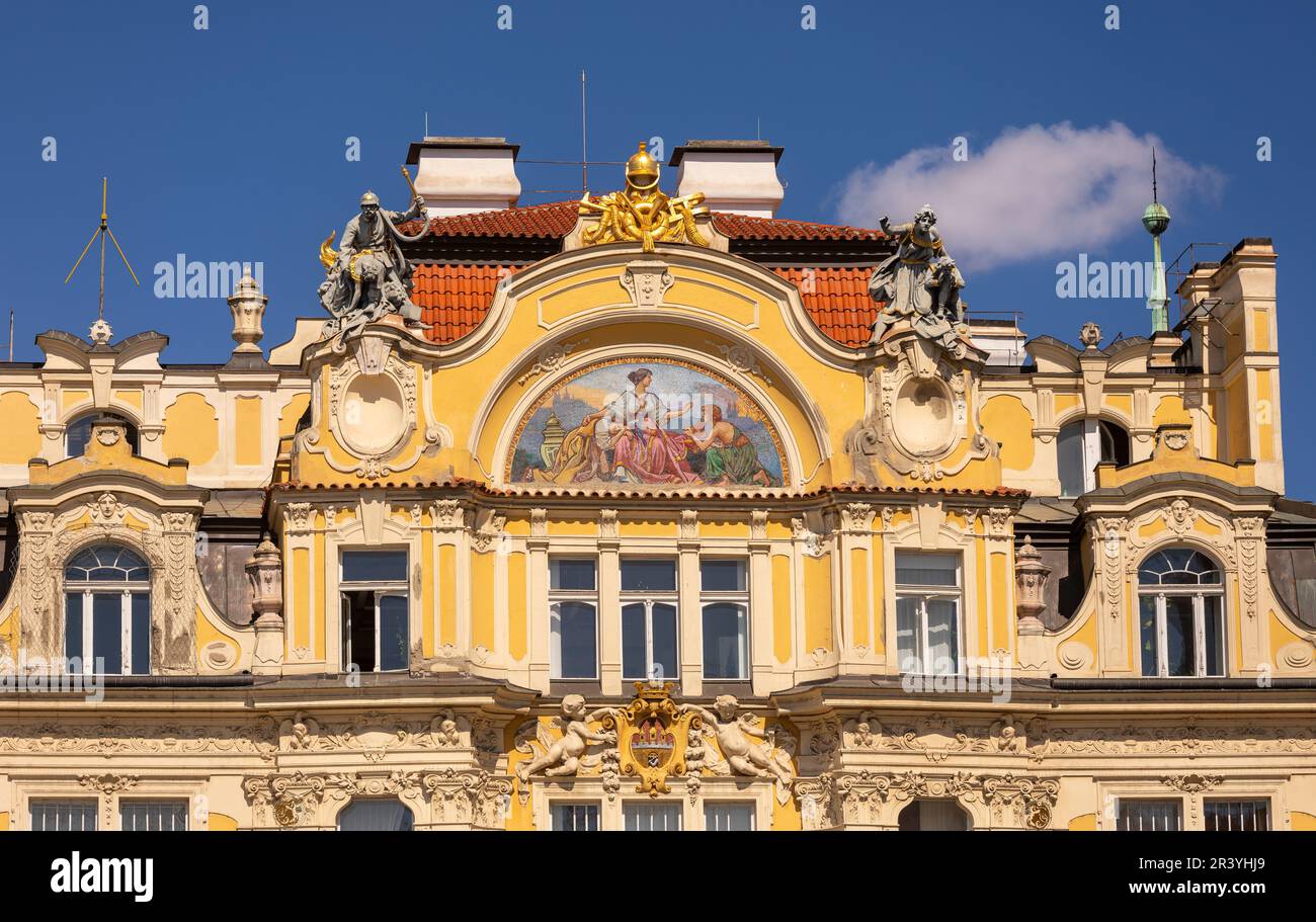 PLAZA DE LA CIUDAD VIEJA, PRAGA, REPÚBLICA CHECA, EUROPA - la arquitectura del lado norte de la Plaza de la Ciudad Vieja. Foto de stock