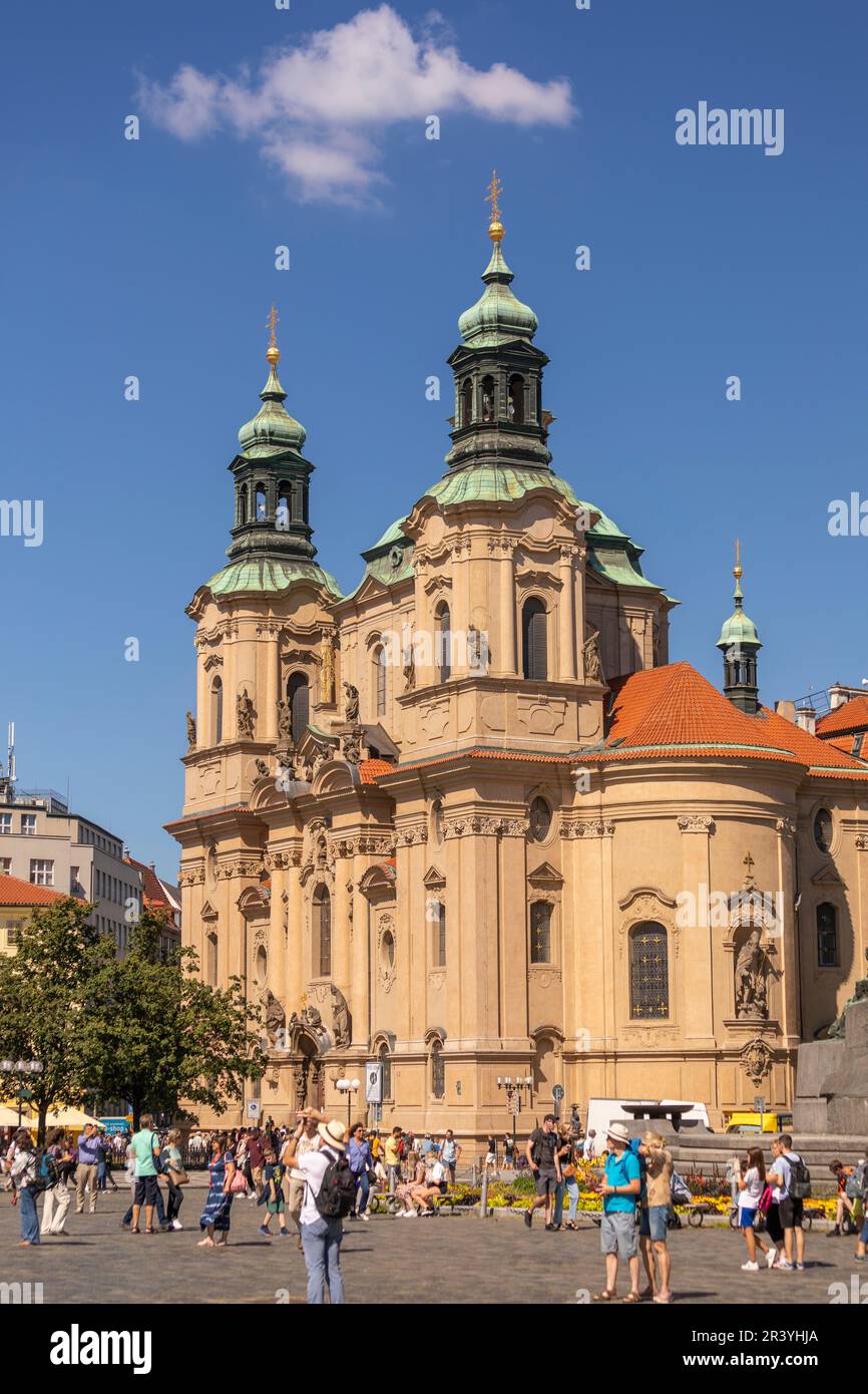 PLAZA DE LA CIUDAD VIEJA, PRAGA, REPÚBLICA CHECA, EUROPA - ST. Iglesia de Nicolás y turistas. Foto de stock