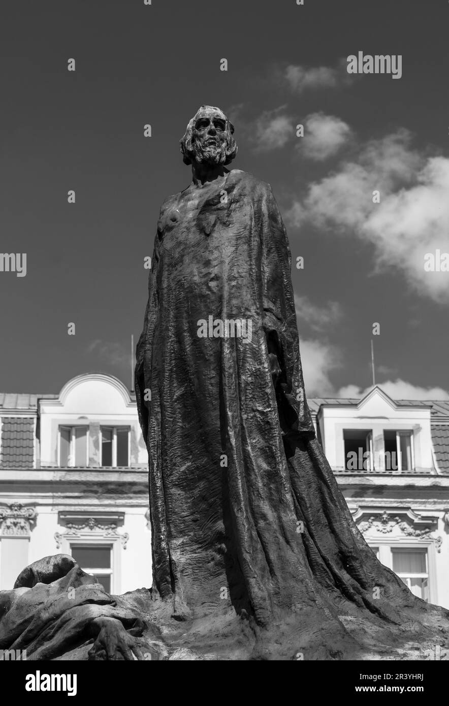 PLAZA DE LA CIUDAD VIEJA, PRAGA, REPÚBLICA CHECA - estatua conmemorativa de Jan Hus. Foto de stock