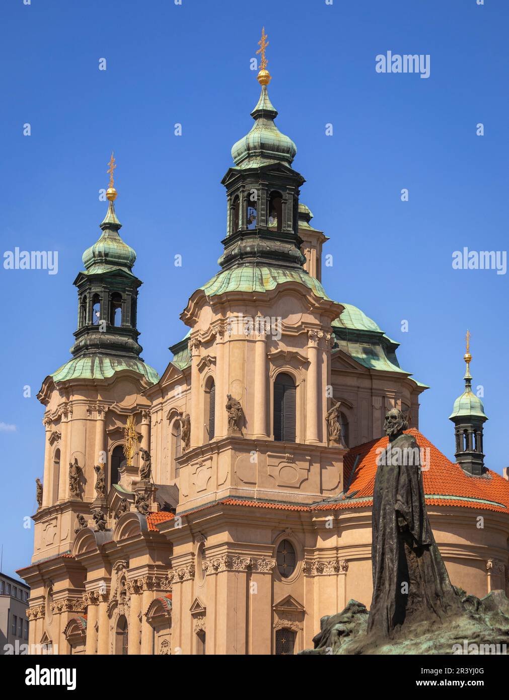 PLAZA DE LA CIUDAD VIEJA, PRAGA, REPÚBLICA CHECA - Jan Hus estatua conmemorativa a la derecha, y la Iglesia de San Nicolás. Foto de stock