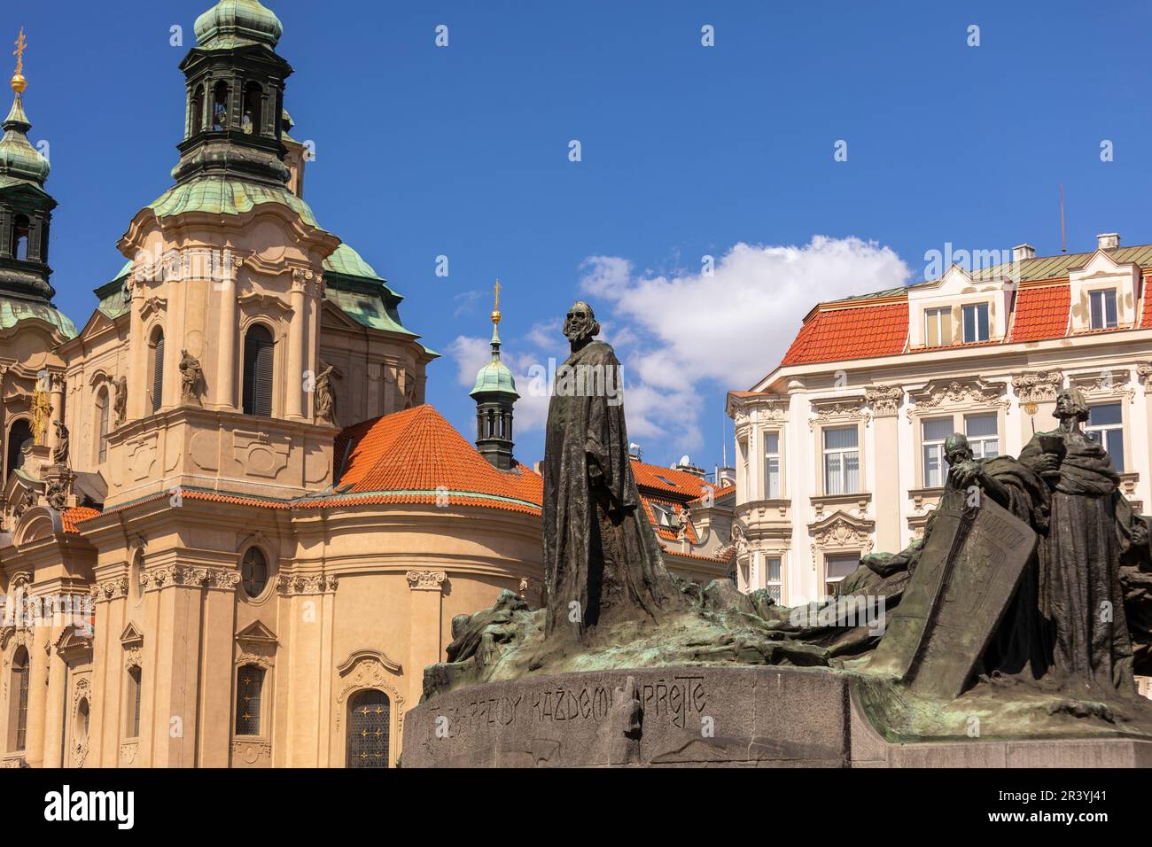 PLAZA DE LA CIUDAD VIEJA, PRAGA, REPÚBLICA CHECA - Jan Hus estatua conmemorativa a la derecha, y la Iglesia de San Nicolás. Foto de stock