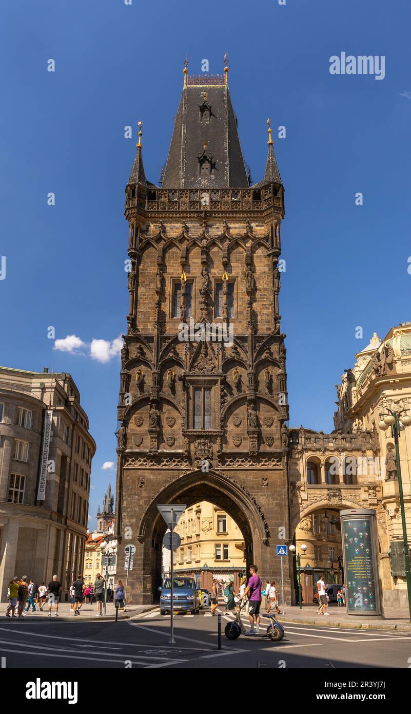 PRAGA, REPÚBLICA CHECA - Torre de la Pólvora, una torre de puerta de la ciudad gótica en el casco antiguo. Foto de stock