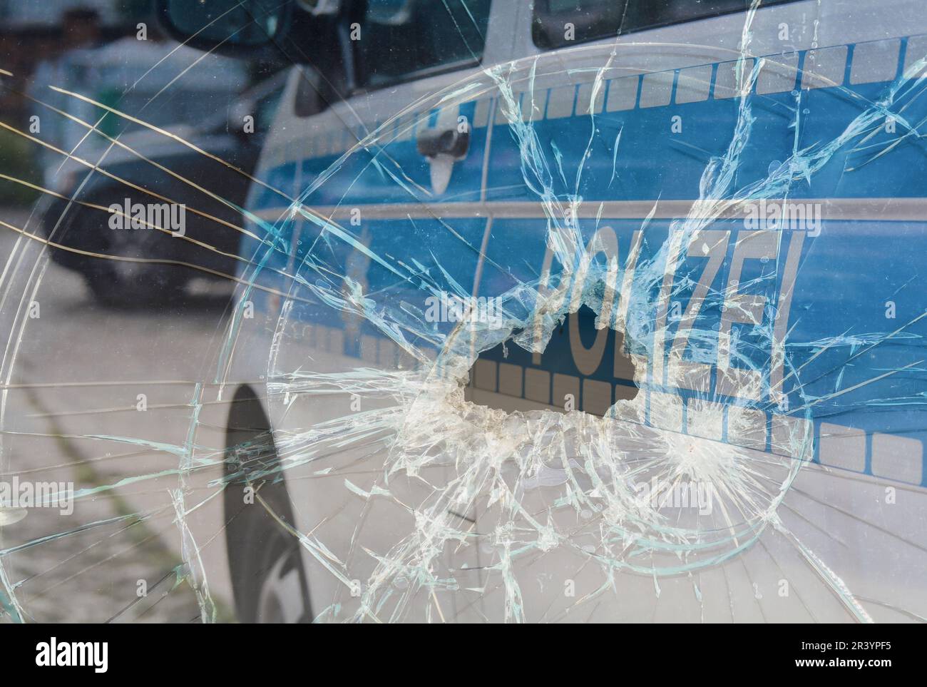 Vidrios rotos y un coche de policía como símbolo de violencia contra la policía Foto de stock