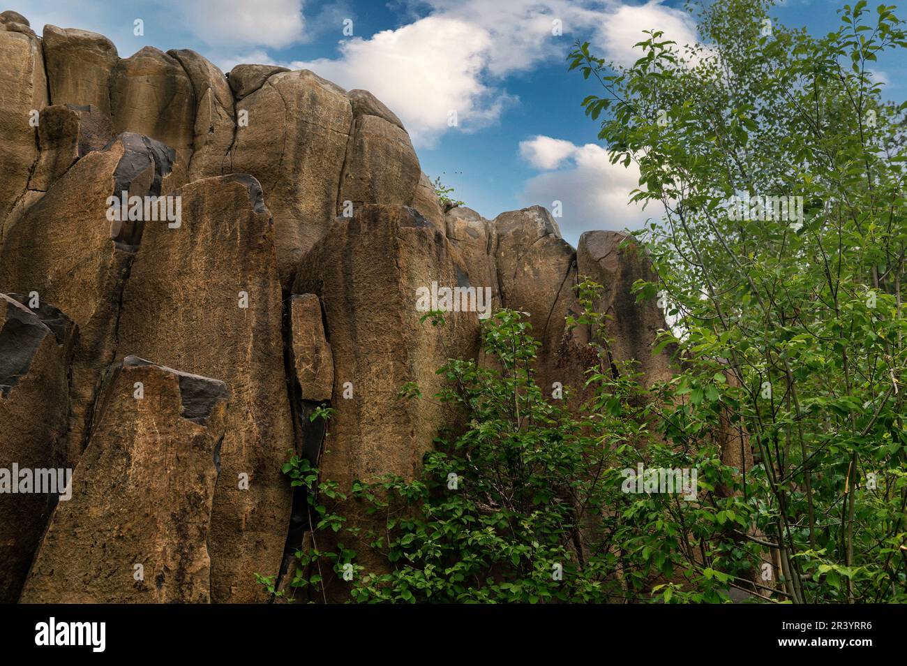 Pilares de basalto en una cantera abandonada. Cantera de basalto abandonada como monumento natural con columnas de basalto expuestas. Foto de stock
