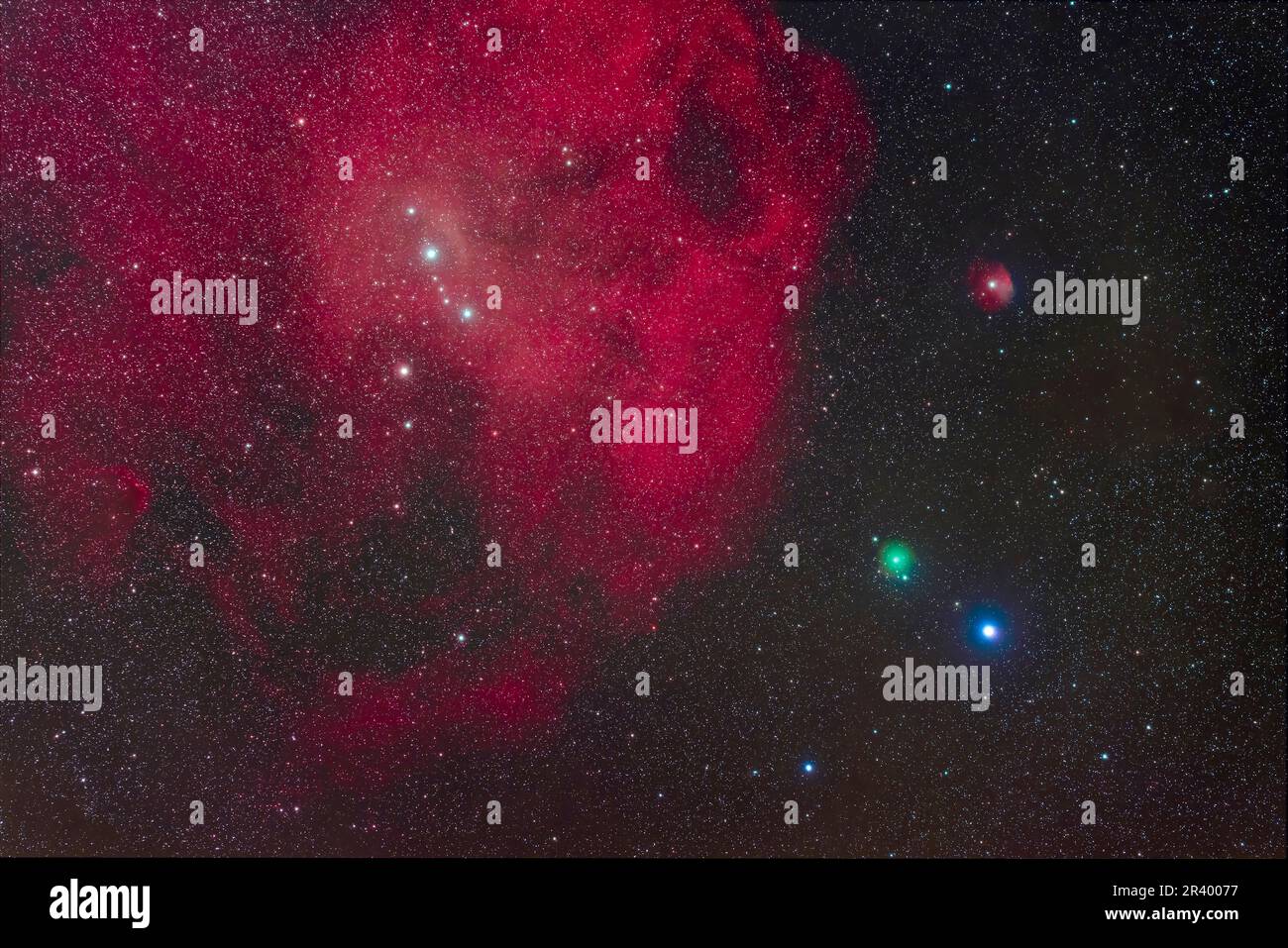 El cometa ATLAS se acerca a la nebulosa Lambda Orionis. Foto de stock