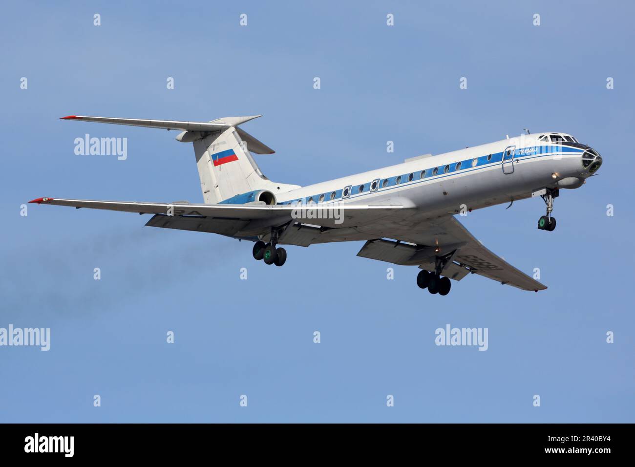 Un avión de transporte militar Tu-134a-3 de la Fuerza Aérea Rusa se prepara para el aterrizaje. Foto de stock